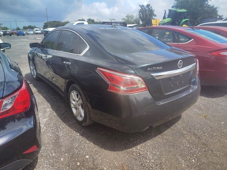 2013-nissan-altima-runs/moves-2.5-image-3