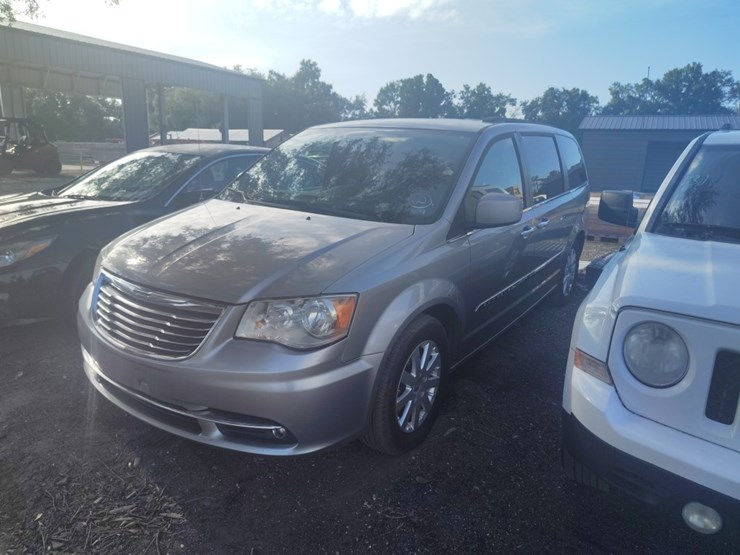 2016-chrysler-town-and-count-touring-runs/moves-image-2