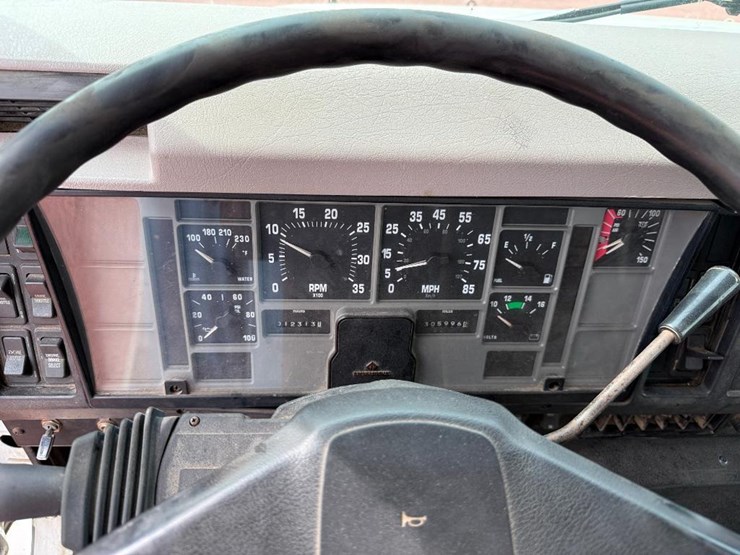 1996-international-8100-image-64