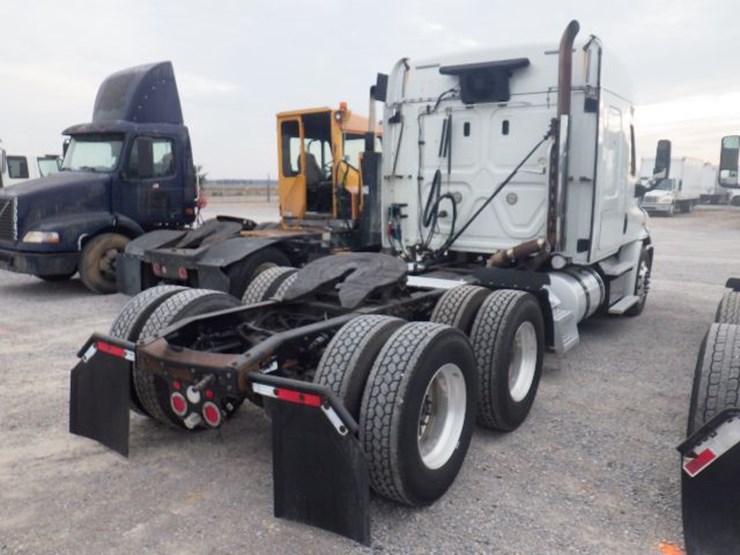2019-freightliner-cascadia-113-image-8