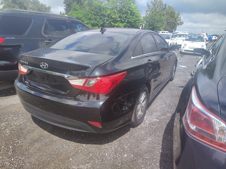 2014-hyundai-sonata-runs/moves-gls-image-4