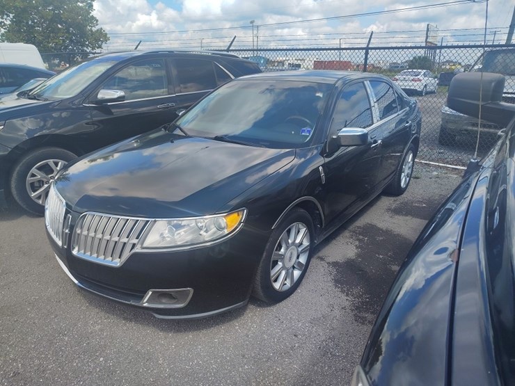 2010-lincoln-mkz-runs/moves-base-image-2