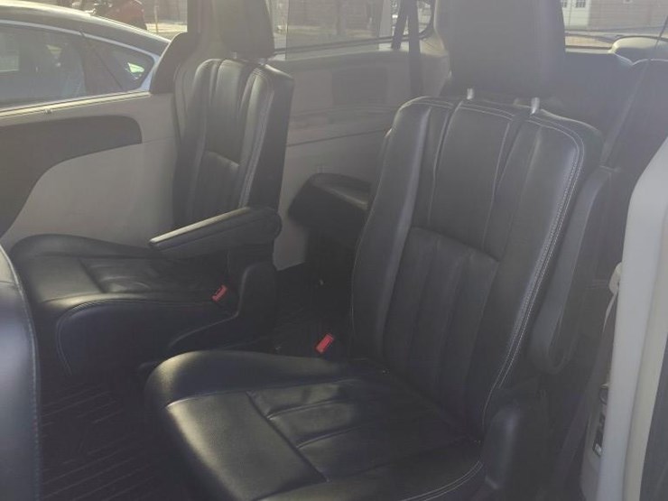 2016-chrysler-town-and-count-touring-runs/moves-image-5