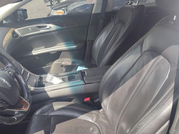 2014-lincoln-mkz-runs/moves-base-image-6