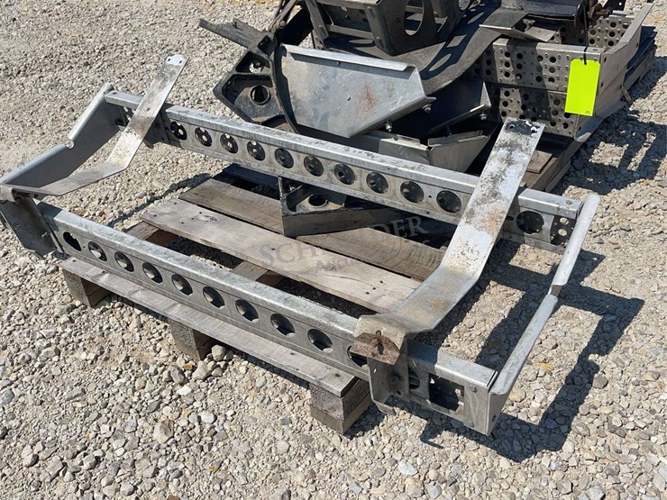 group-of-misc.-truck-steps-&-fuel-tank-mounts-image-6