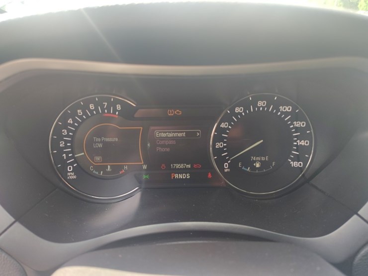 2014-lincoln-mkz-runs/moves-base-image-9