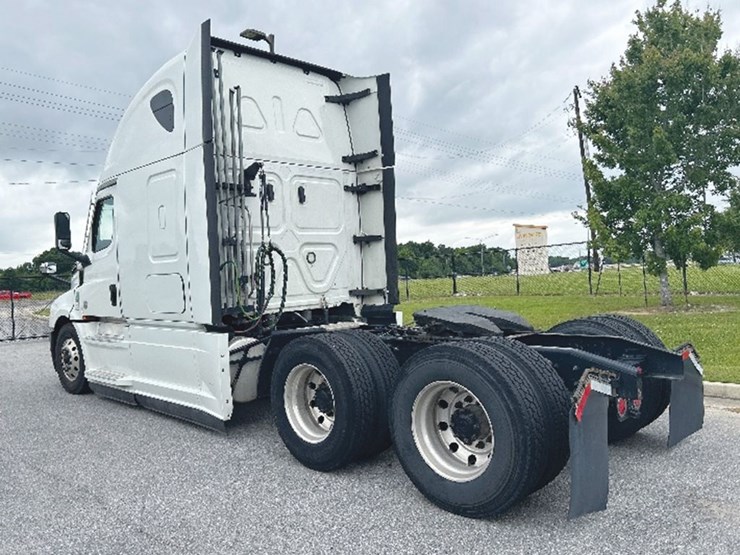 2021-freightliner-cascadia-126-image-2