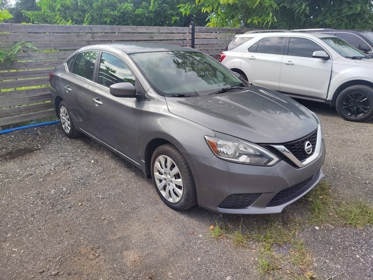 2019-nissan-sentra-runs/moves-s-image-1