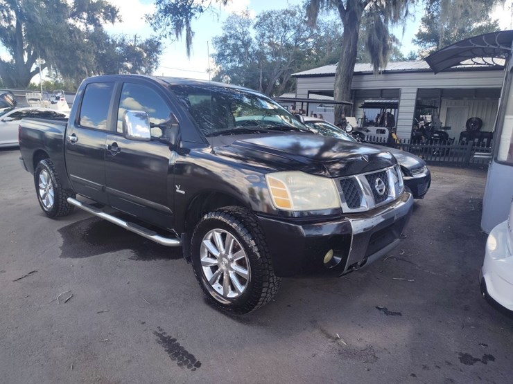 2004-nissan-titan-image-1