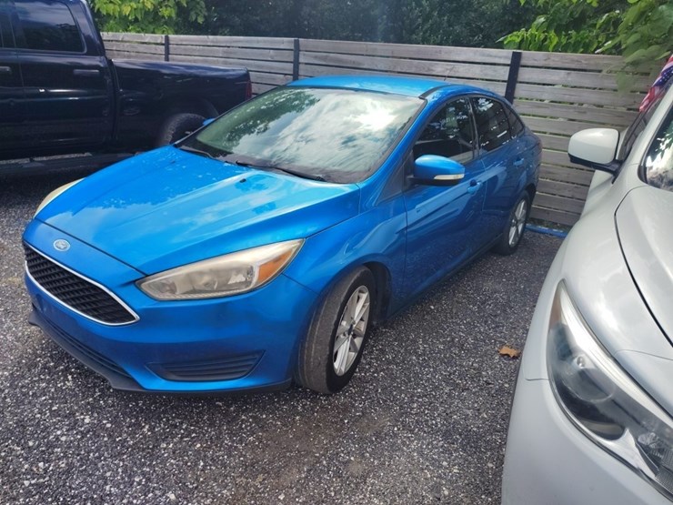 2015-ford-focus-runs/moves-se-image-2