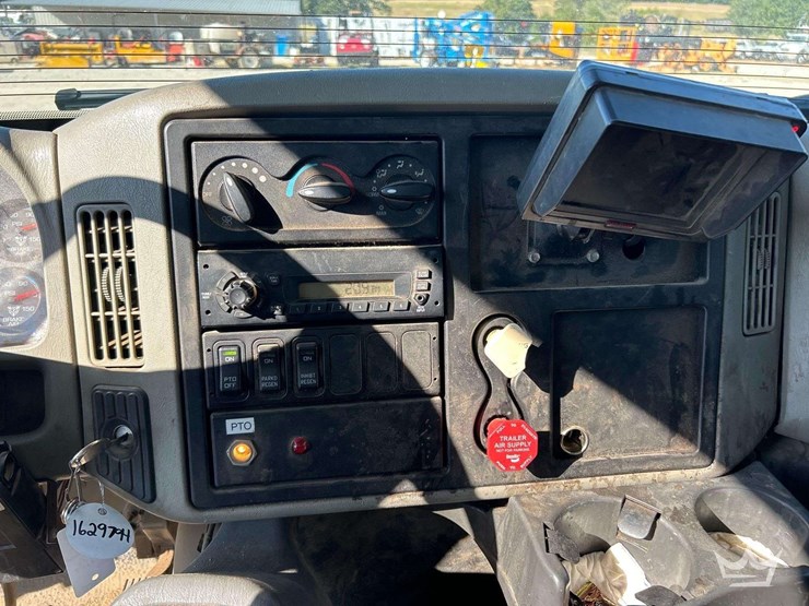 2014-international-durastar-4300-image-15