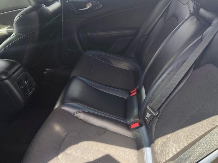 2015-chrysler-200-runs/moves-s-image-5