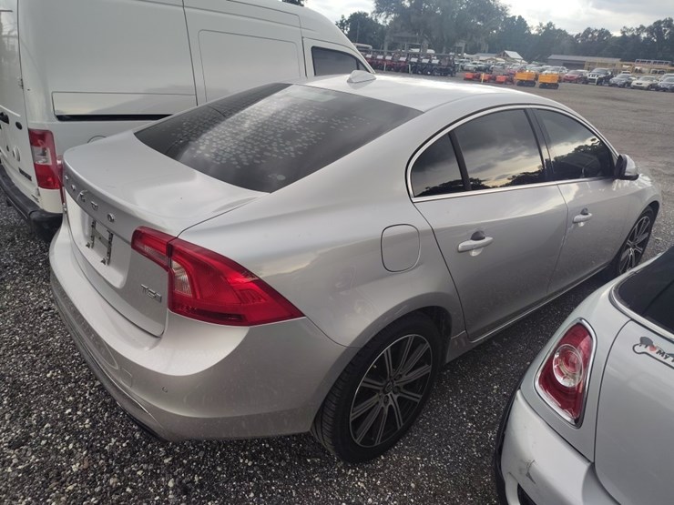2016-volvo-s60-runs/moves-t5-drive--image-4