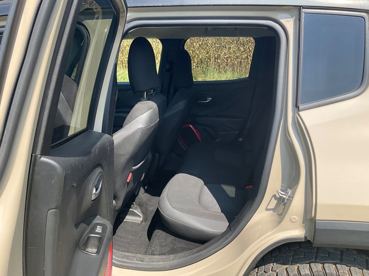 2015-jeep-renegade-image-14