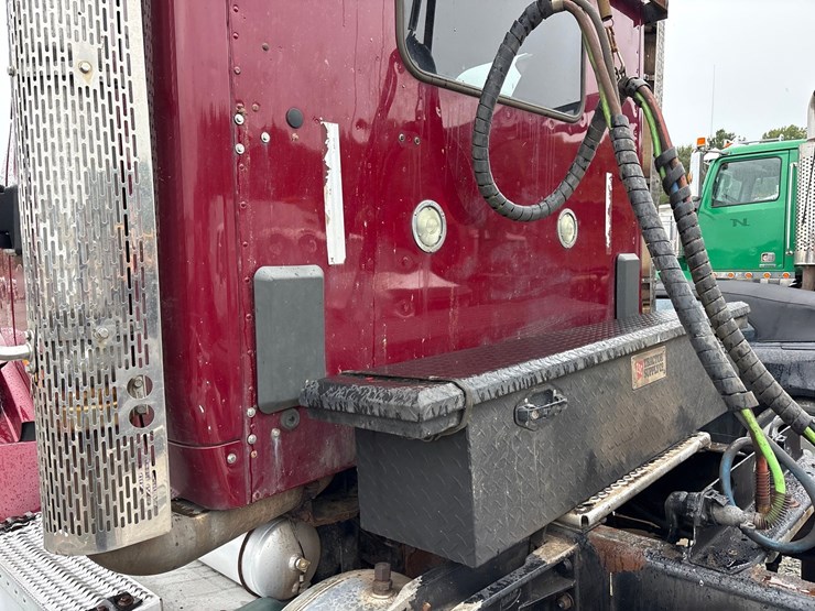 2015-peterbilt-567-image-12