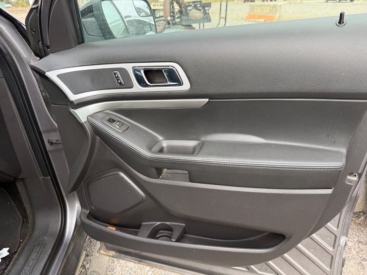 2012-ford-explorer-xlt-image-24