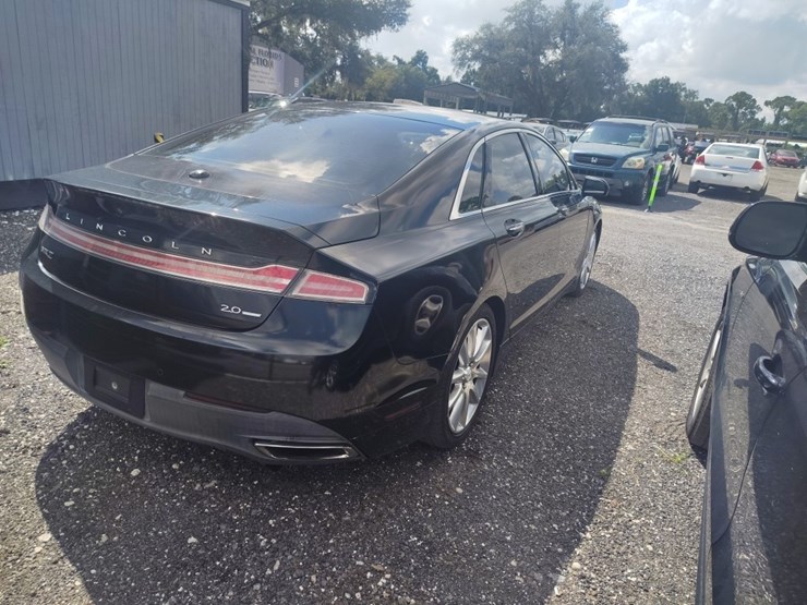 2014-lincoln-mkz-runs/moves-base-image-4