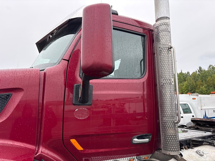 2015-peterbilt-567-image-10