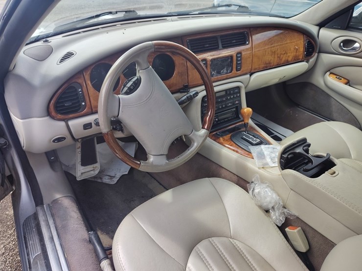 2000-jaguar-xk-series-runs/moves-xk8-image-6