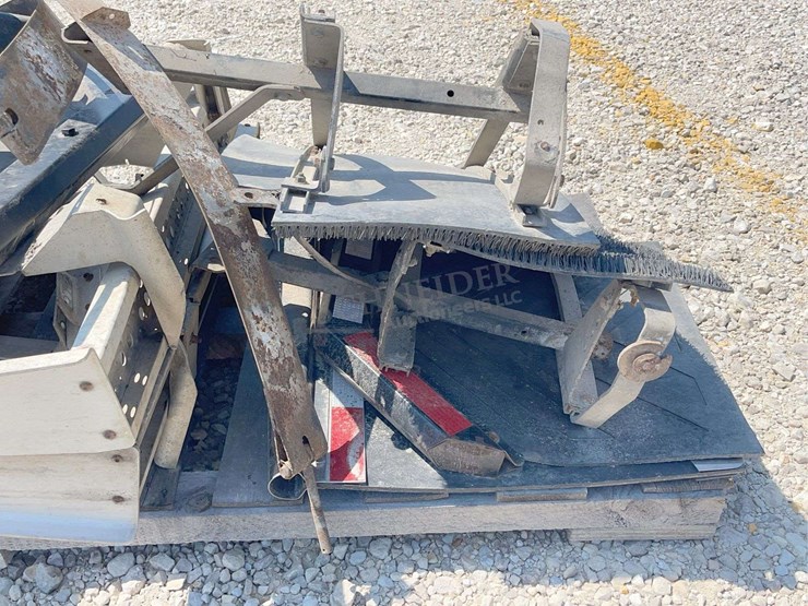 group-of-misc.-truck-steps-&-fuel-tank-mounts-image-7
