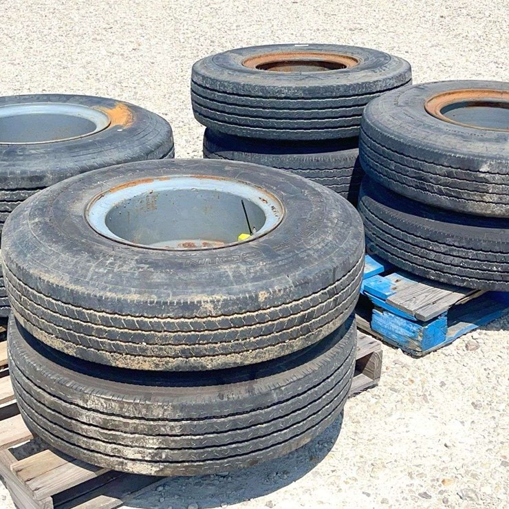 8- 8.25R15 trailer tires on split steel rims for low boy semi trailer