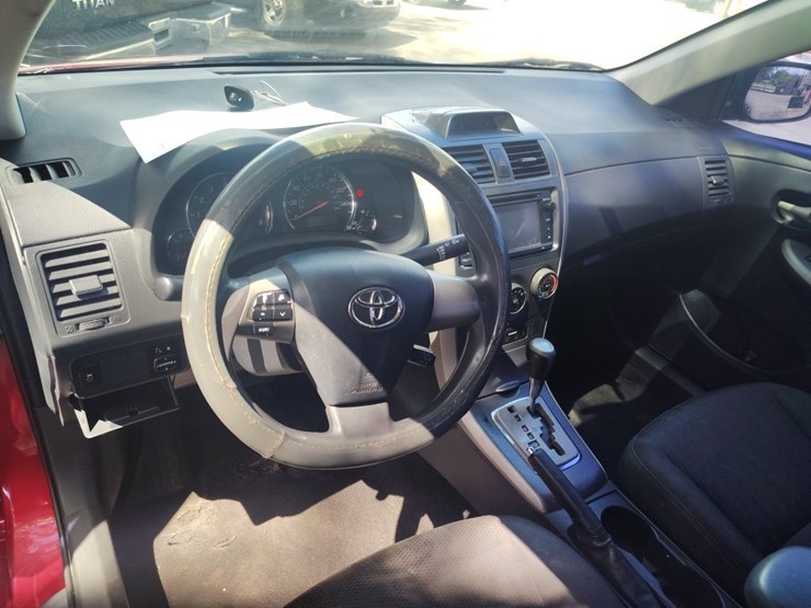 2013-toyota-corolla-runs/moves-l-image-7