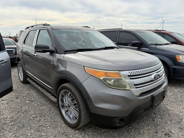 2012-ford-explorer-xlt-image-2