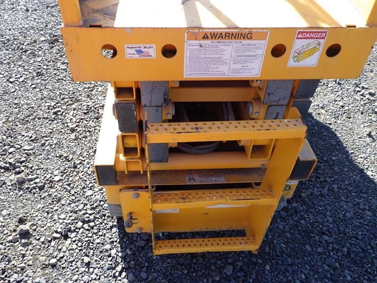 2015-haulotte-2632e-scissor-lift-image-12