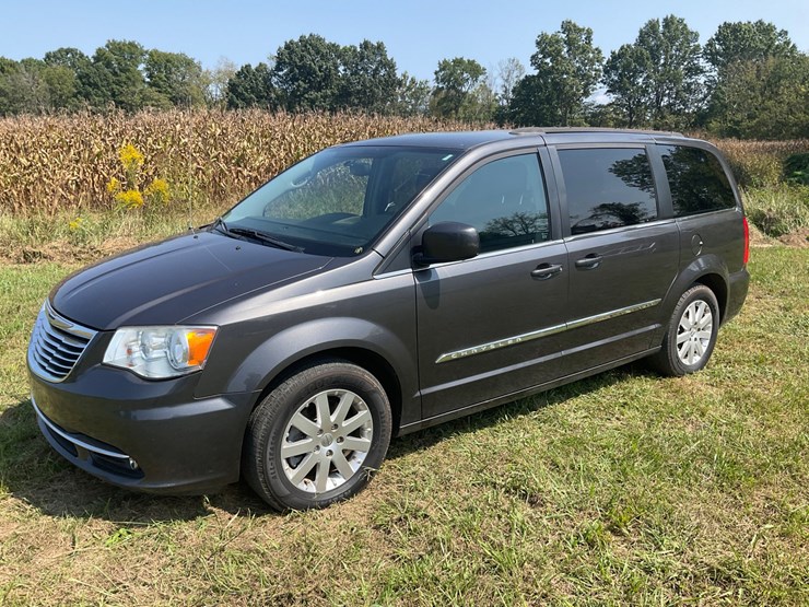 2015-chrysler-town-&-country-image-1