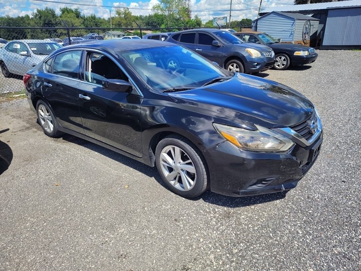 2016-nissan-altima-2.5-runs/moves-image-1