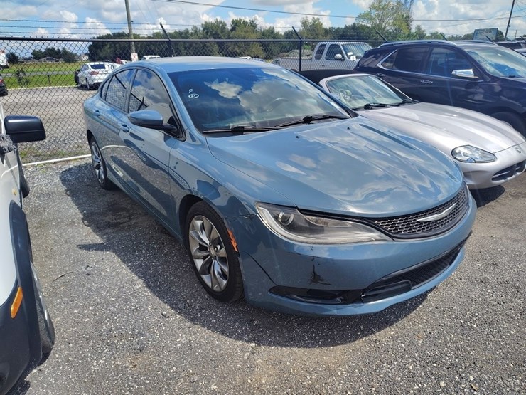 2015-chrysler-200-runs/moves-s-image-1