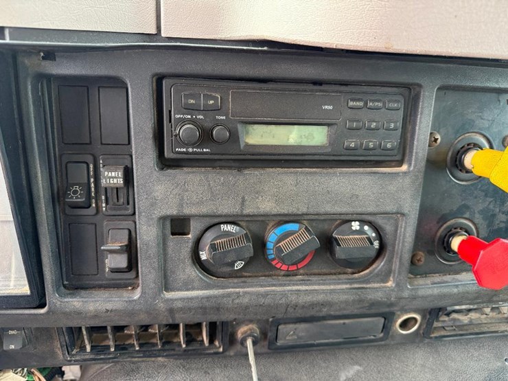 1996-international-8100-image-61