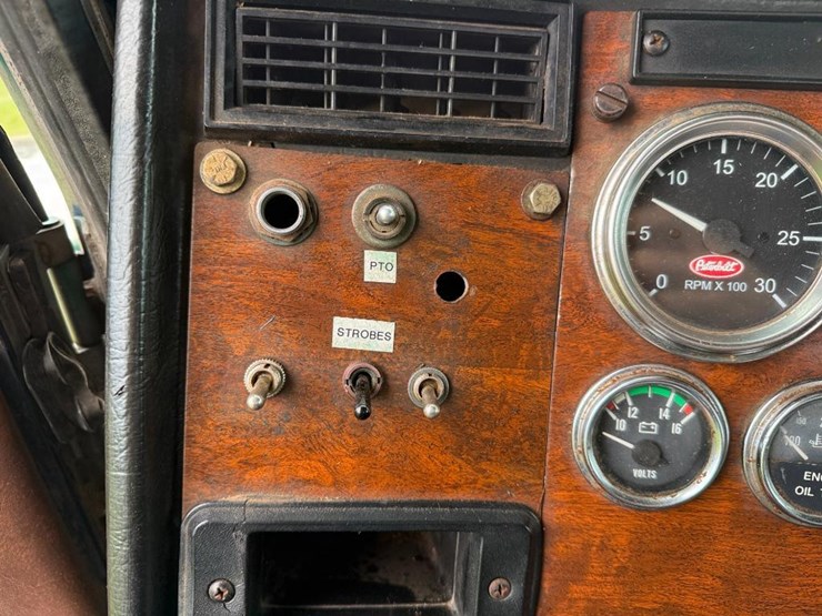 1996-peterbilt-378-image-65
