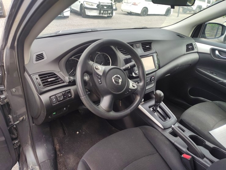 2019-nissan-sentra-runs/moves-s-image-7