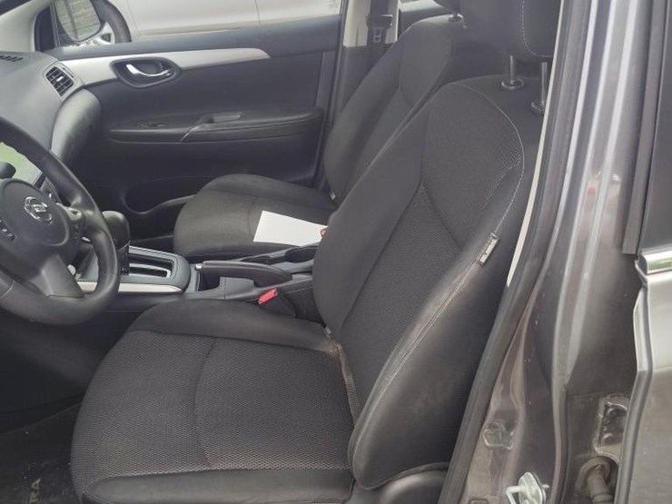 2019-nissan-sentra-runs/moves-s-image-6