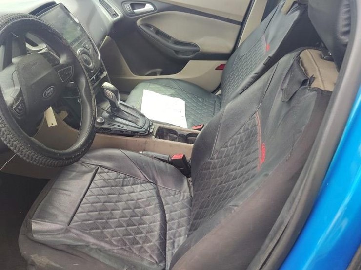 2015-ford-focus-runs/moves-se-image-5