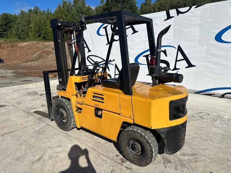 #5597-•-komatsu-fd25-7-forklift-image-3