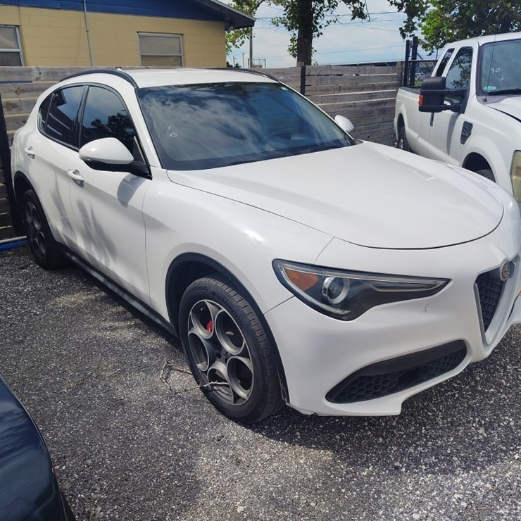 2018 Alfa Rome Stelvio RUNS/MOVES Sport