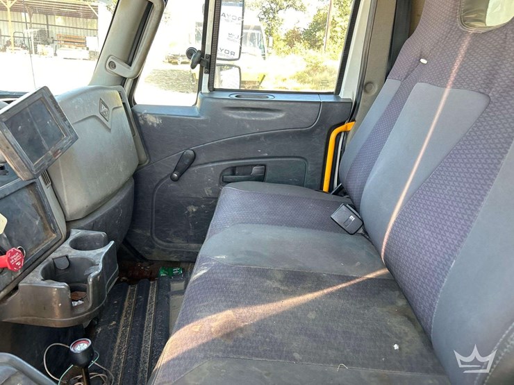 2014-international-durastar-4300-image-16