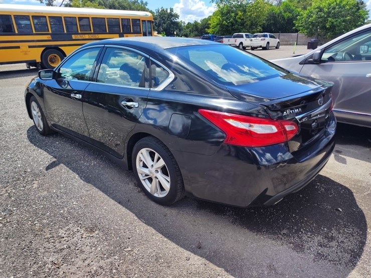 2016-nissan-altima-2.5-runs/moves-image-3