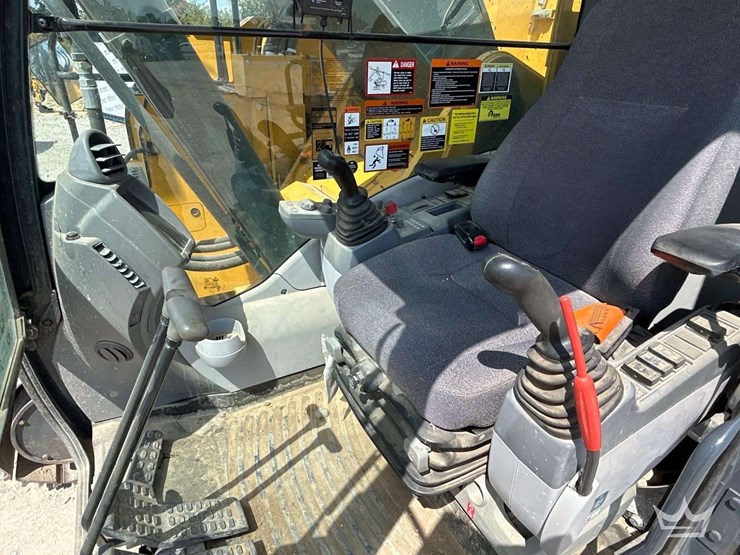 2024-deere-345-p-tier-image-17