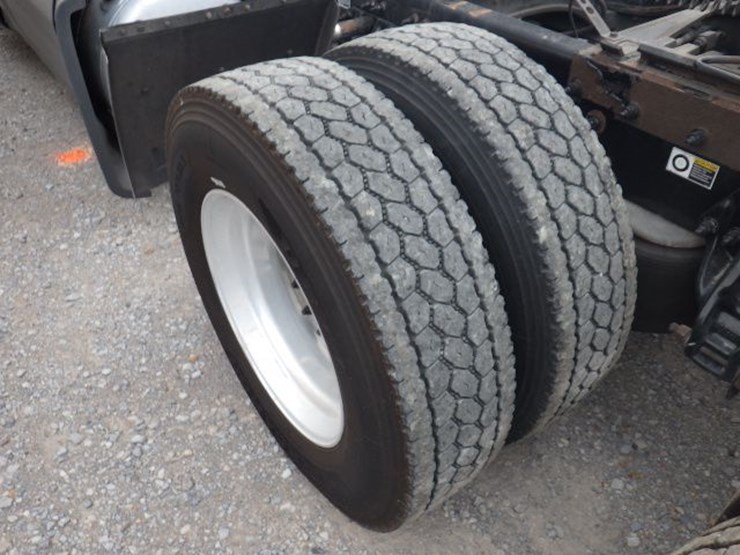 2019-peterbilt-579-image-17