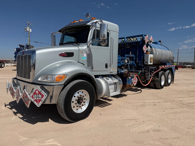 2016-peterbilt-348-image-2