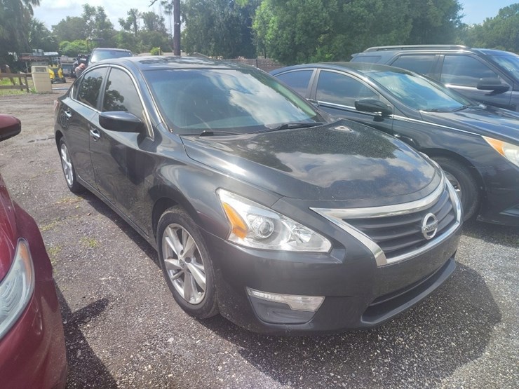 2013-nissan-altima-runs/moves-2.5-image-1