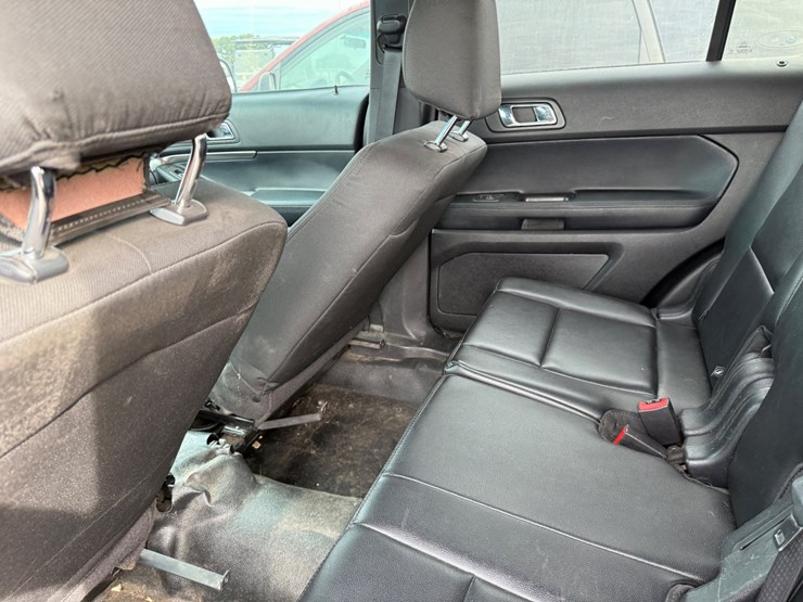 2016-ford-explorer-image-21