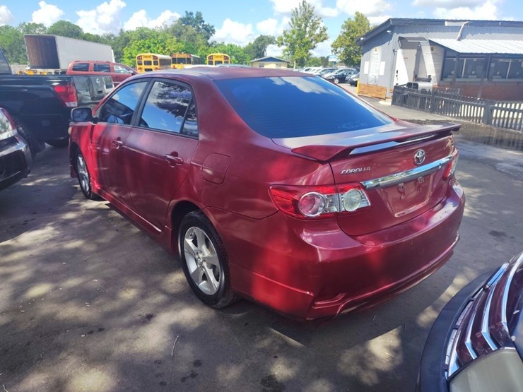 2013-toyota-corolla-runs/moves-l-image-2
