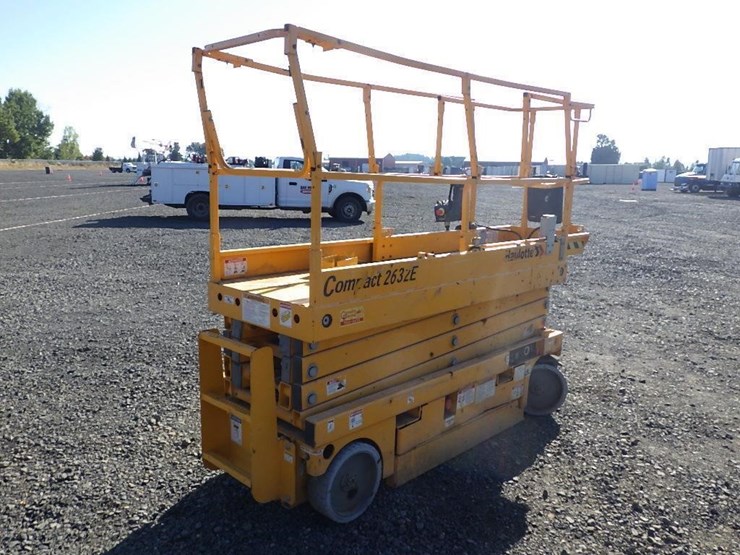 2015-haulotte-2632e-scissor-lift-image-5