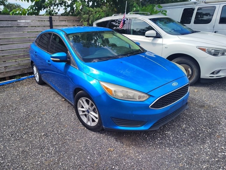 2015-ford-focus-runs/moves-se-image-1