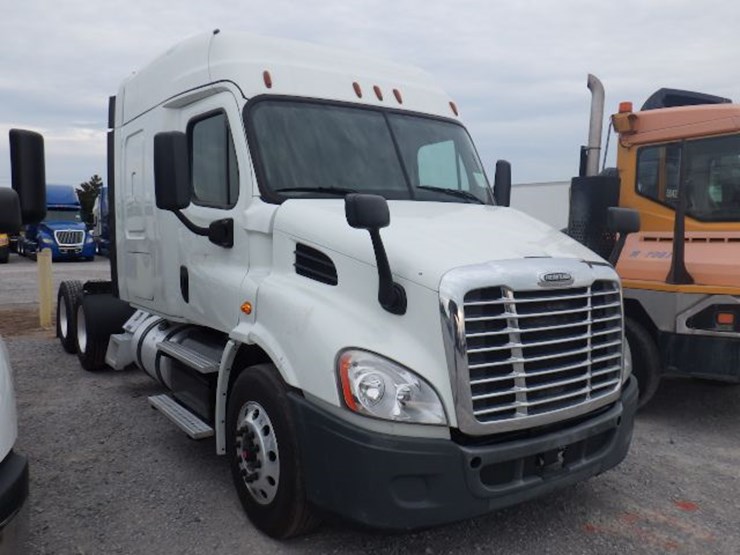 2019-freightliner-cascadia-113-image-3