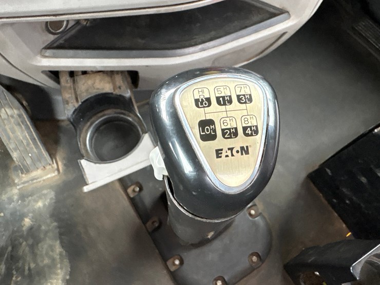 2015-peterbilt-567-image-68